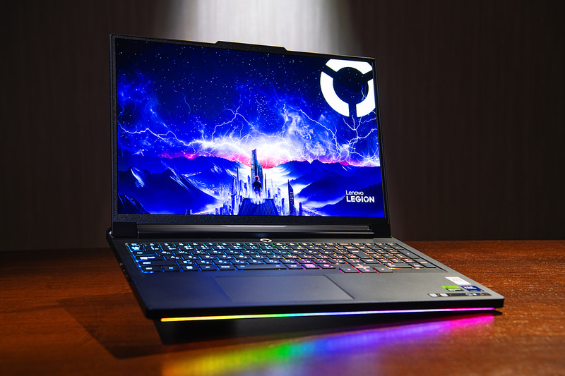 高性能とスマートなデザインを両立するのがトレンドのゲーミングノート。レノボ・ジャパンの「<a href="https://www.lenovo.com/jp/ja/p/laptops/legion-laptops/legion-7-series/legion-pro-7i-gen-10-16-inch-intel/len101g0039" class="nc" data-ipc-count="main-content-link" target="_blank">Legion Pro 7i Gen 10</a>」を使って最新スペックの性能も紹介する