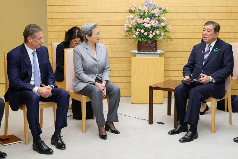 リサ・スーCEO(中央)と石破茂総理(右)の会談の様子