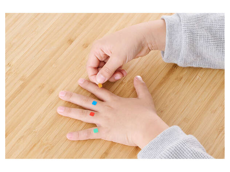 指や爪に貼ることで、どの指でどの色のキーを押すかが一目瞭然