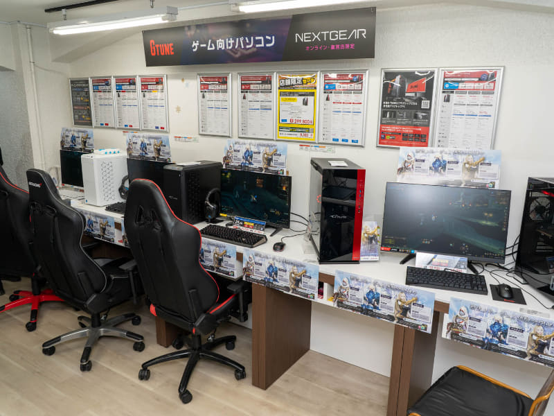 ゲーミングチェアと推奨PCの並んだ体験コーナー