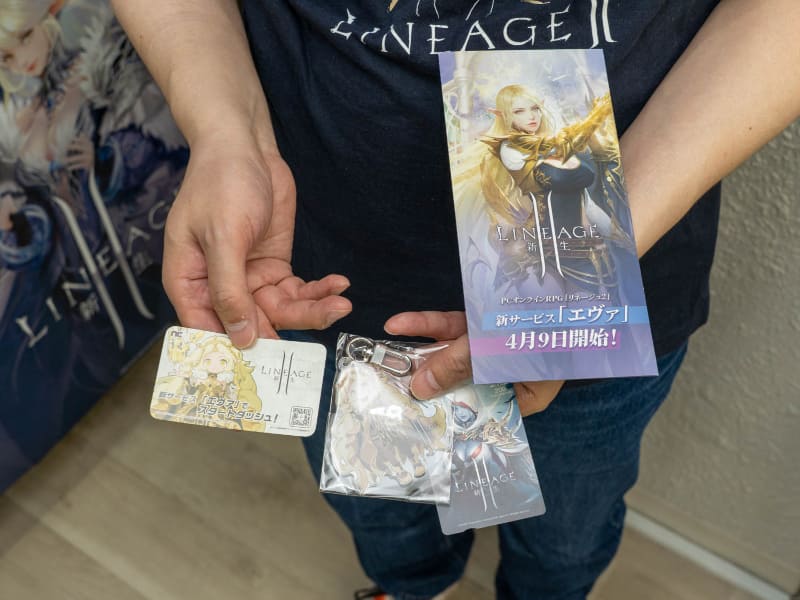 体験者特典として、ゲーム内で使えるクーポンナンバーを記載したカードやアクリルキーホルダー、QUOカードなどを配布した