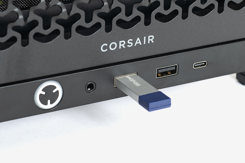 今回はパッケージ版のWindows 11 Proを使用している。パッケージ版にはインストール用のUSBメモリが入っているのでそれをPCのUSBポートに接続して電源を入れる。ストレージが空の状態ならば、そのままOSのインストール画面が表示されるはずだ