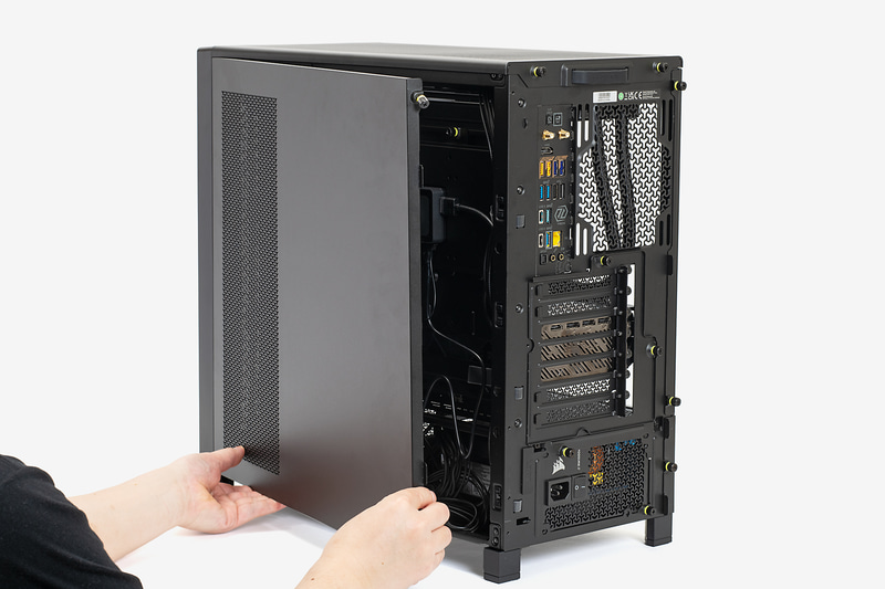 天面、両側面のパネルを戻してハードウェア面は完成だ