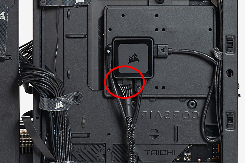 最後にiCUE LINKシステムハブのPCIe電源ケーブルを電源ユニットのPCIe用電源ケーブルから接続