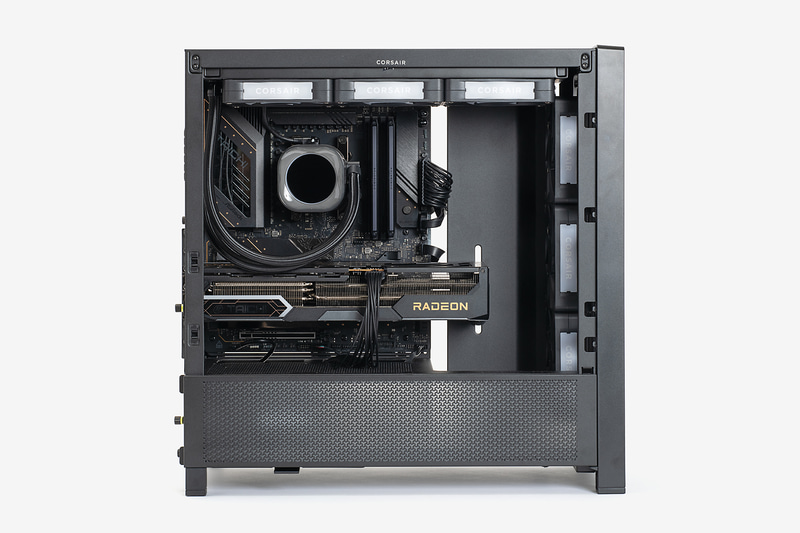 ケーブル接続を済ませたPCケースの内部。余裕のあるケース内部やケーブルの少なさによってすっきりとまとめやすい。美しい内部を実現するのにも今回の構成は有効だ