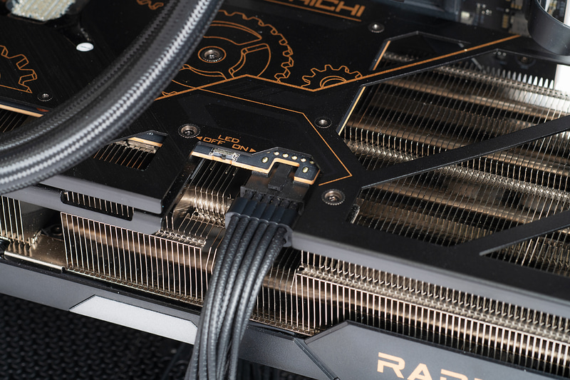 ビデオカードに電源ユニットの12V-2x6ケーブルを取り付ける。大電力が流れるケーブルだけにフックがかかるまでしっかり挿し込むことが大切だ