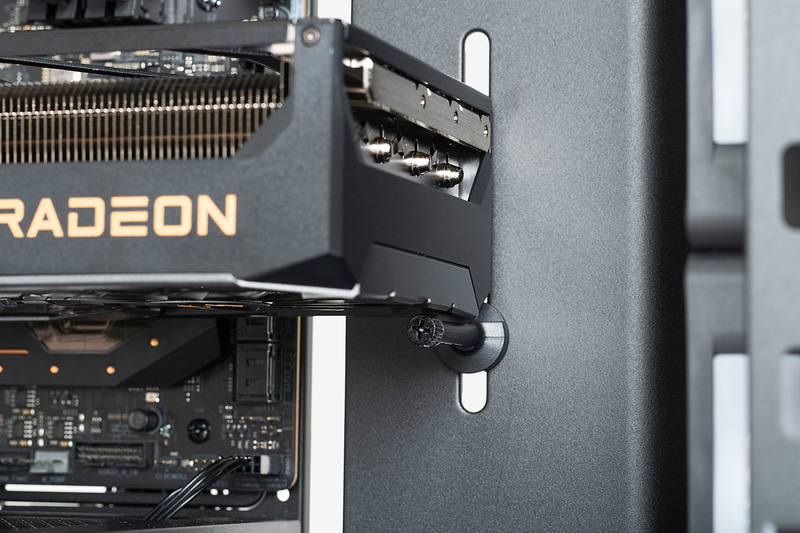 PCケース内部にあるビデオカードを支えるためのサポートステイの高さを調整する。ネジを回せばゆるみ、高さを変えられる。高さが決まったら再びネジを締める