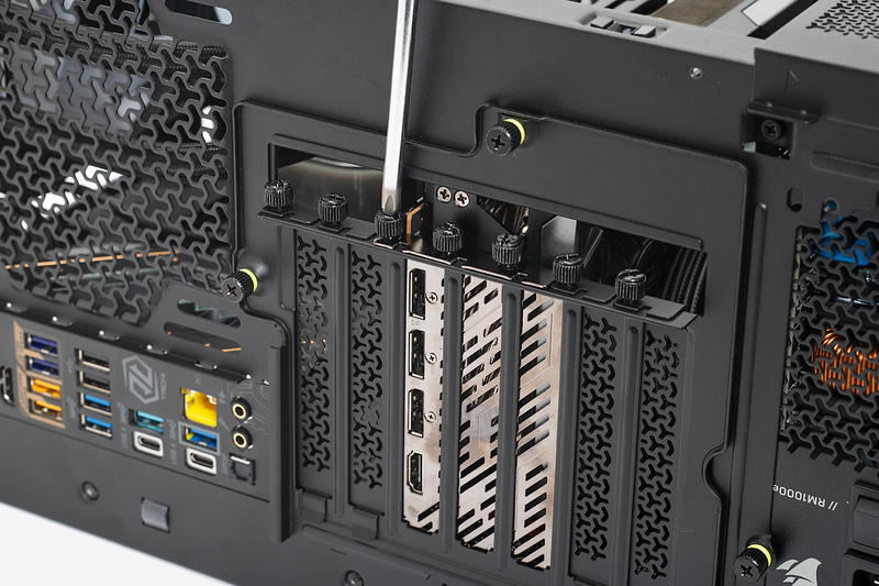 拡張ブラケットを固定していたネジを使ってビデオカードをネジ止めする