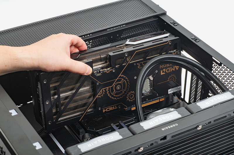 ビデオカードをマザーボードのPCIe 5.0 x16スロットに取り付ける。垂直に入れてゆっくりと挿し込んでいこう。完全に挿さるとカチッとフックがかかる音がする