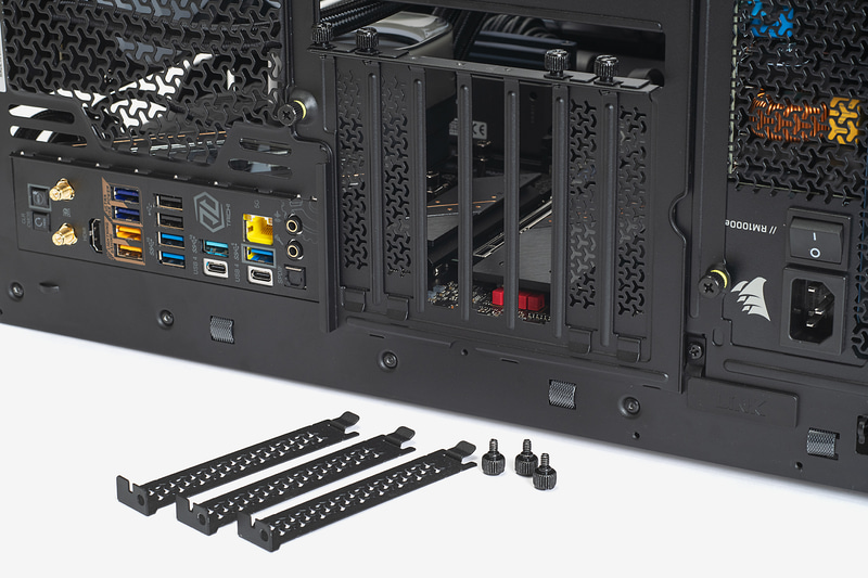 拡張スロットを保護しているPCケースの拡張ブラケットを取り外す。今回のマザーボードとビデオカードの組み合わせでは、上から3番目から5番目の3本分を外せばOKだ