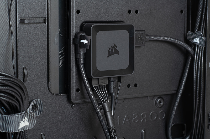 水冷ヘッドと前面ケースファンの下部に取り付けたiCUE LINKケーブルをiCUE LINKシステムハブに接続する。ケースにはハブ固定用のエリアも用意されている