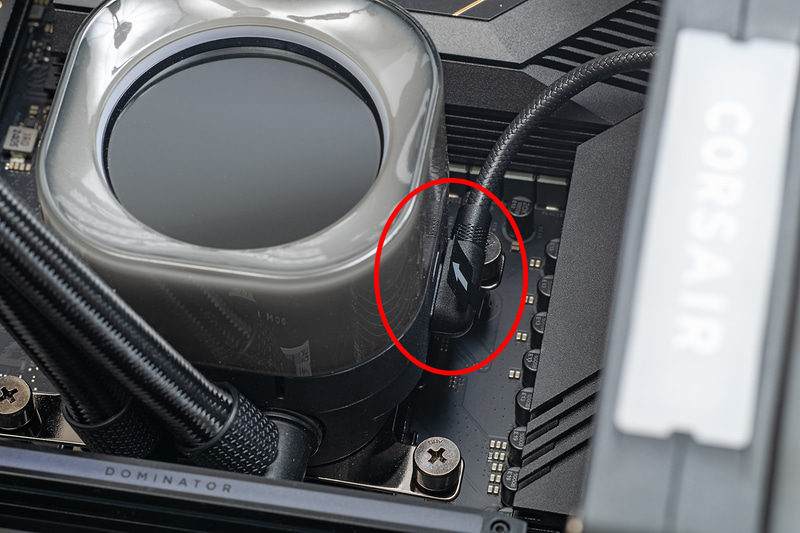 PCケース内部に垂らしておいた600mm iCUE LINKケーブルを水冷ヘッドのiCUE LINKコネクタに接続する