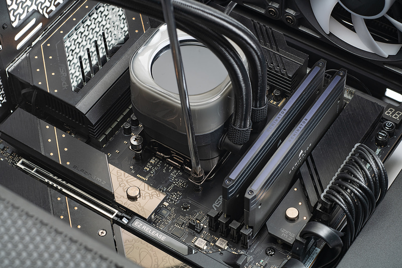 マウンタにある4本のネジを固定していく。1つのネジを一気に締めず、均等に締めておこう