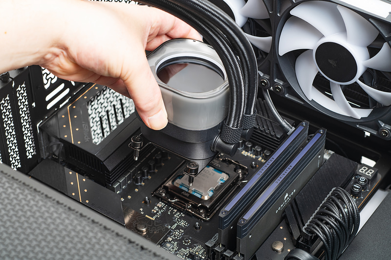 水冷ヘッドのマウンタをCPUソケットのネジ穴に合わせてCPUの上に乗せる