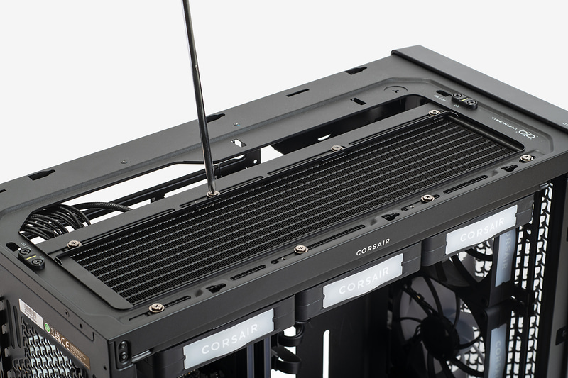 CPUクーラーに付属するファン固定用のネジとワッシャーを使ってラジエータを固定する