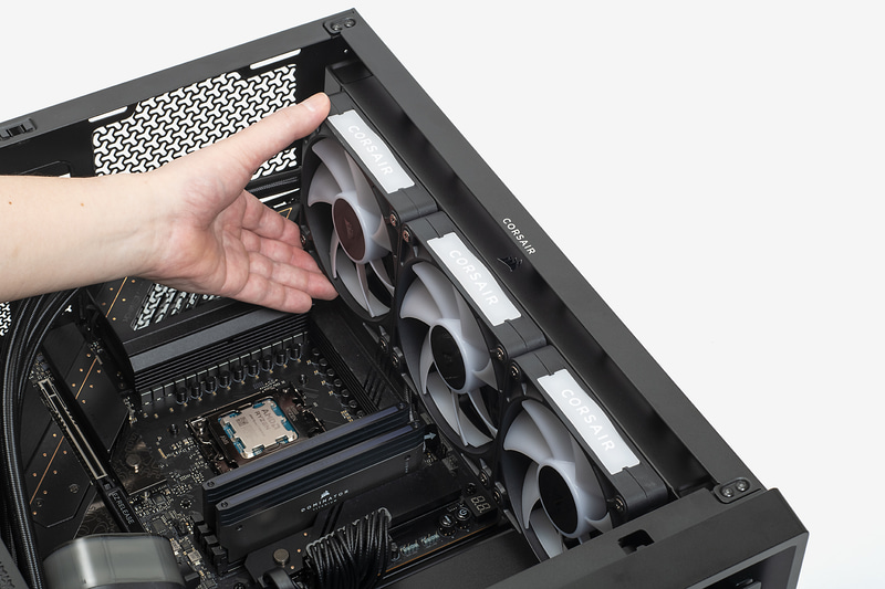 ラジエータをPCケースの内側から天面側に入れていく。今回はラジエータの水冷ホースが前面側になる向きで設置した