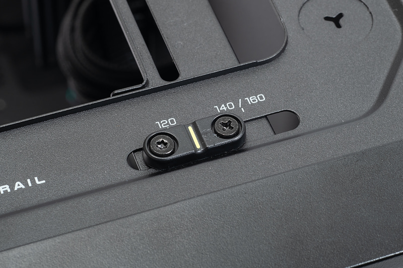 PCケース天面にはレールをスライドさせることで複数サイズのファンや簡易水冷クーラーに対応できる「InfiniRailシステム」を搭載。今回は120mm角ファンが3基の360mmクラスなので「120」の位置にレールを動かして固定する