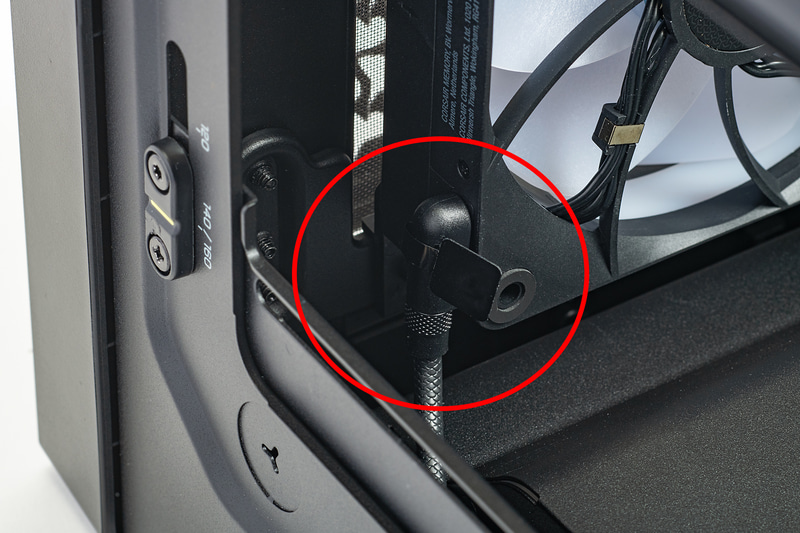 ラジエータを天面に入れるタイミングで、前面に取り付けたiCUE LINK対応ファンの上部に、CPUクーラーに接続した250mm iCUE LINKケーブルを取り付ける。これでCPUクーラーとケースファンがデイジーチェーン接続されるわけだ