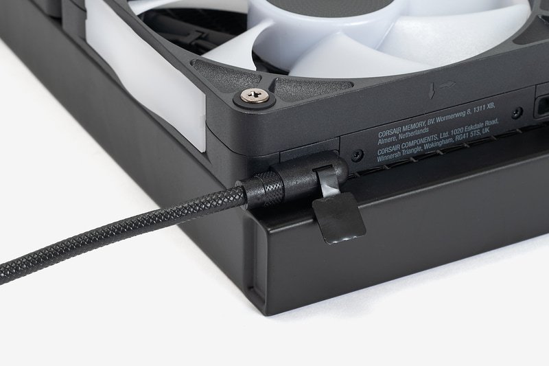 付属する250mm iCUE LINKケーブルをCPUクーラーのファンに取り付ける。これもケース内部に装着してからは接続が難しいためだ