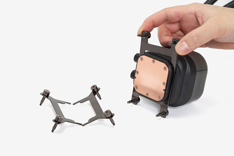 CPUクーラーには標準だとIntel LGA 1851/1700用のブラケットが取り付けられているので、AMD Socket AM5/AM4用のブラケットに変更する。スライドさせるだけでブラケットは着脱が可能だ