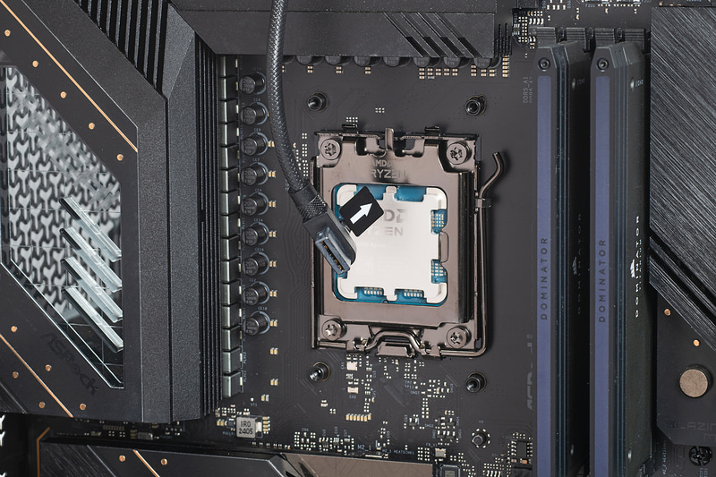 同じくCPUクーラーに付属する600mm iCUE LINKケーブル(片方のコネクタがL時ではなくストレート形状のタイプ)を右側面の上部からPCケース内部へと垂らしておく。これもラジエータ固定後に入れるのが難しいため、先にやっておこう