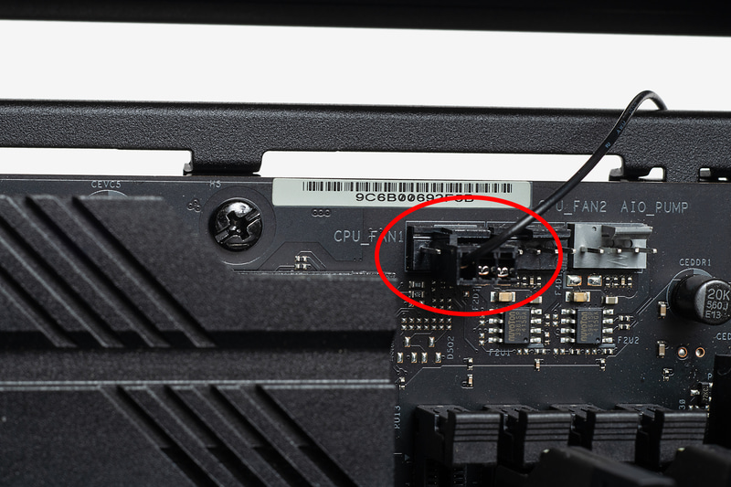 CPUクーラーに付属するタコケーブルをマザーボードのCPU_FAN1コネクタに接続する。これはマザーボードに対してCPUファンが取り付けられていることを認識させるためのケーブルだ