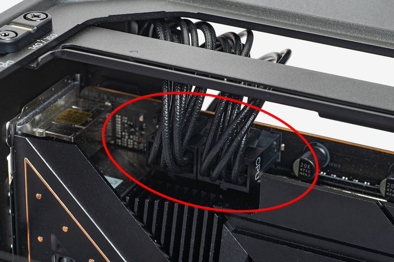 電源ユニットに接続した8ピンのEPS12V電源ケーブル2本をマザーボードのEPS12V電源コネクタに取り付ける。簡易水冷クーラーのラジエータを天面に固定してからだと取り付けが難しくなるので、この段階で接続することが重要だ