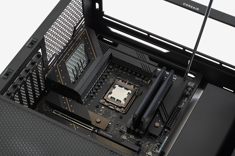 PCケース付属のインチネジをスペーサーに取り付けて、マザーボードを固定する