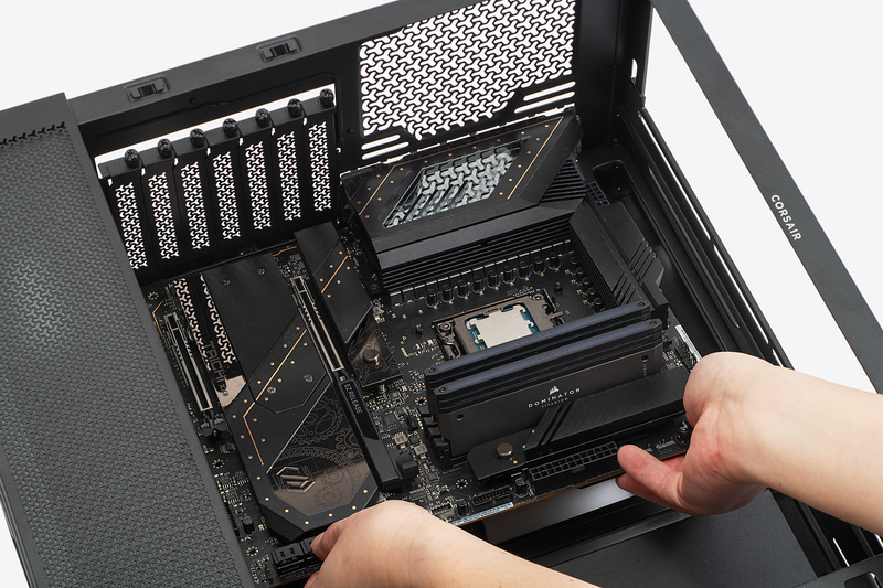 PCケースとマザーボードのバックパネル位置を合わせて組み込んでいく