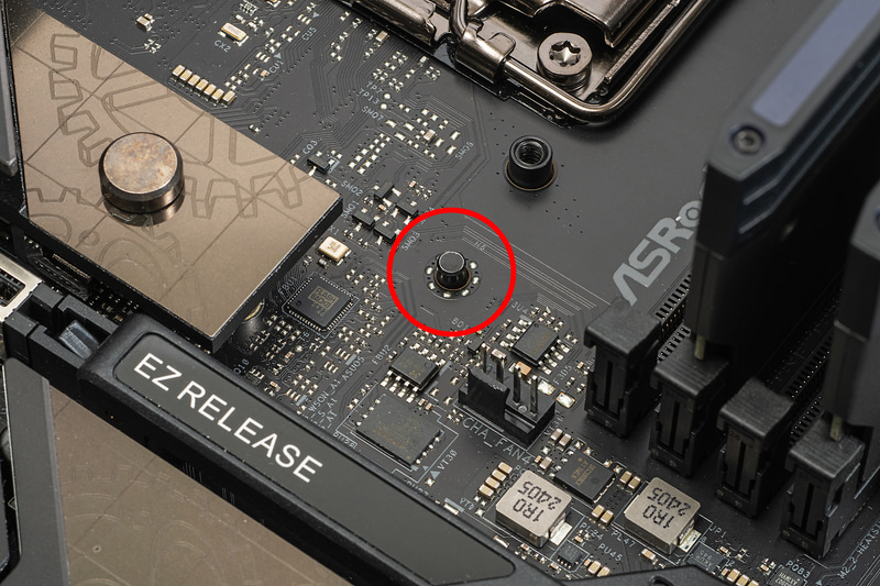 PCケースの中央スペーサーは凸形状になっているので、マザーボード中心の固定穴がそこに合うように置く