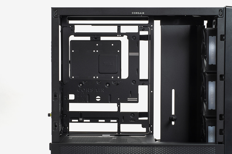 マザーボードを入れる前にPCケースのマザーボード設置スペースにあるスペーサー(マザーボードを固定するためのネジ穴)の位置を確認しよう。今回のマザーボードはそのままの位置で問題ないが、ネジ穴が合わない場合は付け直す