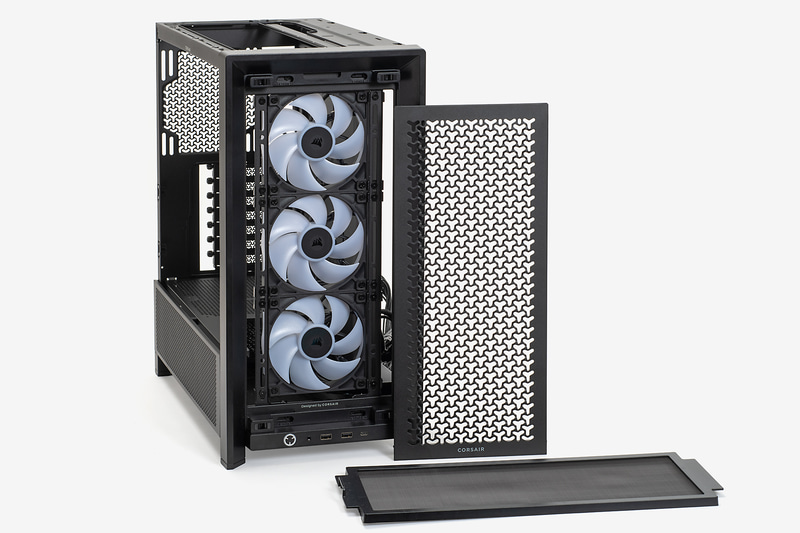 iCUE LINK RX120 MAX RGB Starter Kitに付属するネジでPCケースの前面に固定していく。最後に前面カバーを元に戻す