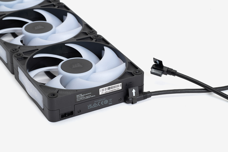 3基接続したファンの一番下側には、600mmの長いiCUE LINKケーブルを先に取り付けておく。PCケースに組み込んでから取り付けるのが難しいためだ