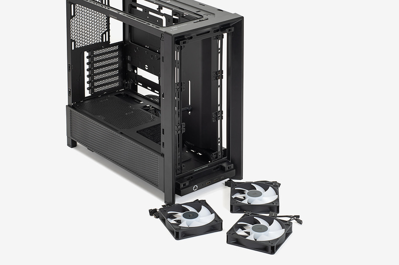 3基のファンは前面側からネジで固定されている。それぞれプラスドライバーで外し、ケースから取り出そう