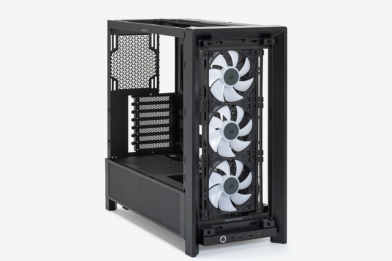 今回使うPCケースには前面にLED内蔵の120mm角ケースファンが3基搭載されている。これをiCUE LINK対応ファンに変更していく。前面パネルは引っ張れば簡単に外すことが可能だ