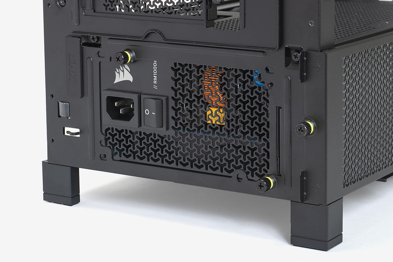 今回のPCケースはあらかじめ電源ユニット固定用のネジが用意されているので、それをプラスドライバーで回してしっかりと固定する。ちなみにユニット背面のスイッチを「I」側に切り替えないと、各種パーツに電力が供給されず、PCの電源が入らない