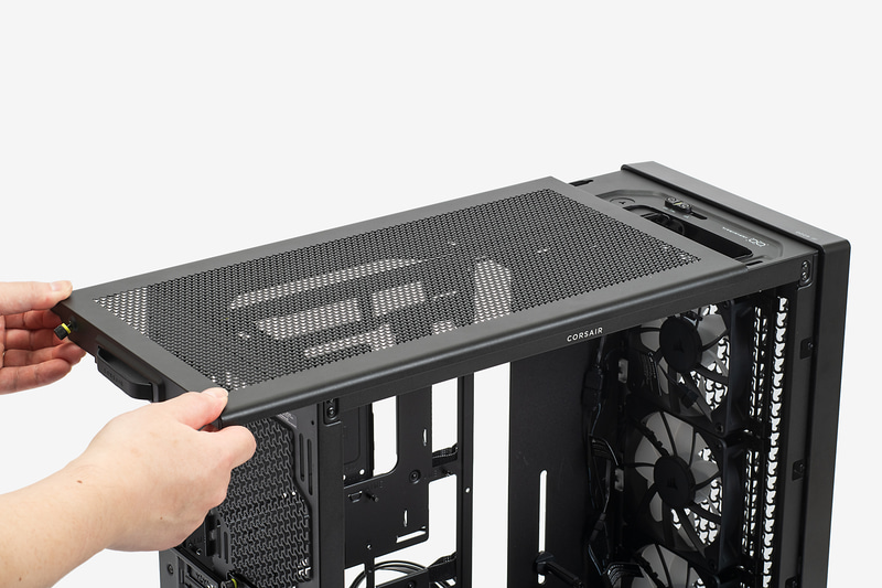 天面も外す。天面に簡易水冷クーラーの取り付けるためだ。同じく後ろのネジをゆるめて、後方に引っ張れば取り外せる