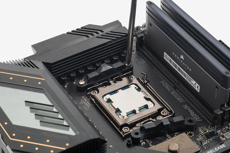 マザーボードのCPUソケット上下に取り付けられているプラスチックのブラケットを取り外す。4カ所のネジを外せば、取り除くことが可能だ。取り除いたあとのネジ穴をCPUクーラーの水冷ヘッド固定に利用する