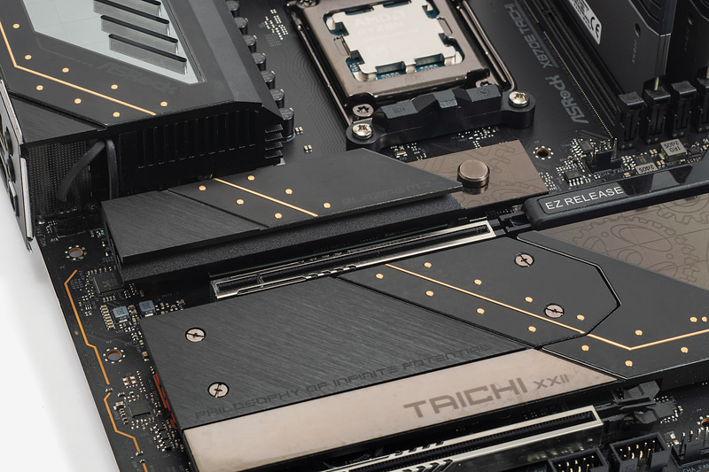 M.2スロットのヒートシンクを元に戻す。しっかりロックされているか確認を忘れずに