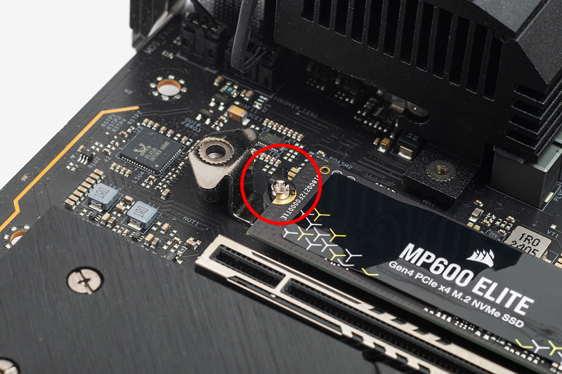 M.2 SSDを倒し、スロットの反対側にある回転式のフックを回してSSDを固定する