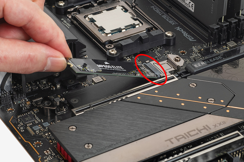 M.2 SSDを斜め方向にして、M.2スロットの端子に挿し込む。凹凸が付いているので逆に挿す心配はない