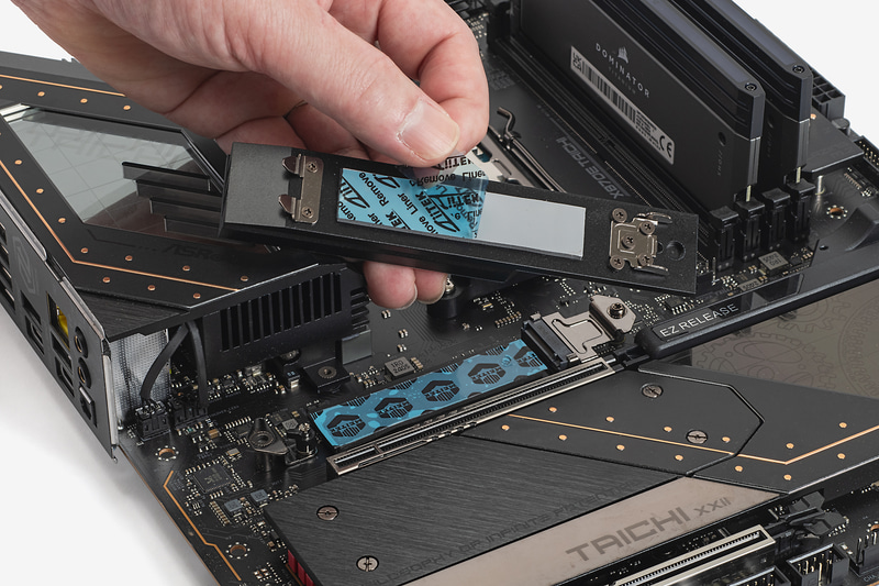 ヒートシンク側とM.2スロット側の両方に貼られている熱伝導シートの保護シールをはがす