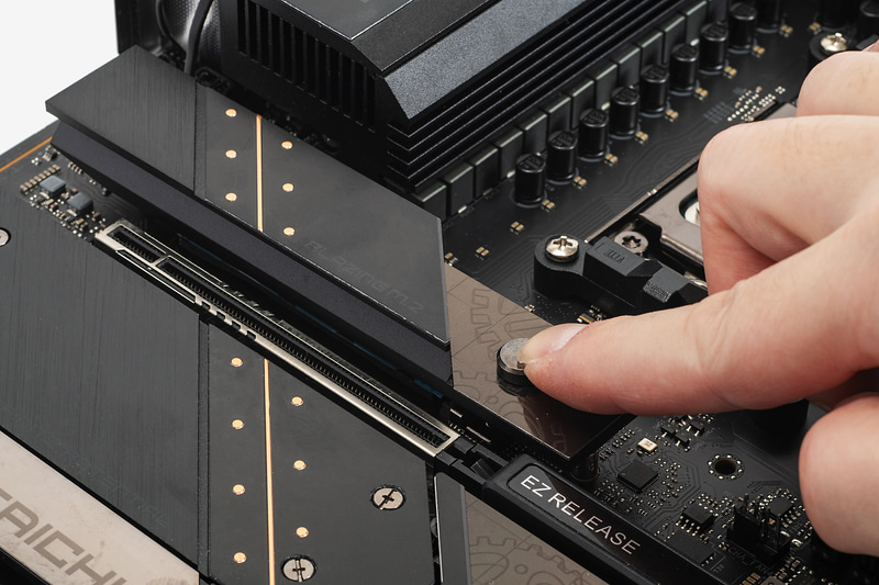 今回のマザーボードは全部で4基のM.2スロットを搭載する。基本はCPUソケットに一番近いM.2スロットから利用するのがセオリーだ。M.2スロットに備わっているヒートシンクを上のロックをスライドさせて解除して取り外す