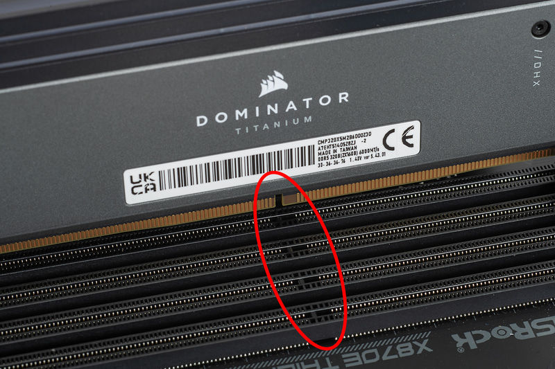 メモリの端子部分にあるへこみとメモリスロットの仕切りの位置を合わせる