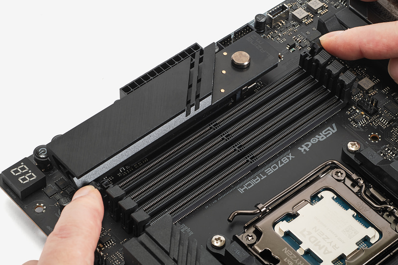 メモリスロットの両側にあるフックを開く