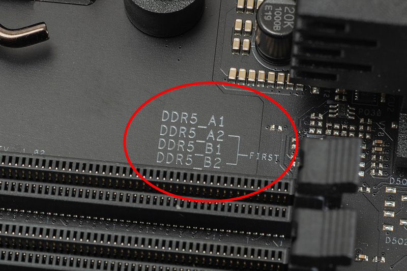 今回のマザーボードには4本のメモリスロットがあるが、最初に取り付ける位置はシルク印字で確認可能だ。多くの場合は、CPUソケットから見て2番目と4番目のスロットから使用する