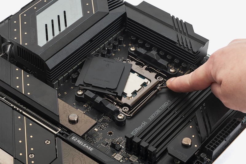 カバーを閉じてレバーを戻す。これで自動的にソケットを保護するプラスチックのカバープレートが取れる。このカバープレートはマザーボードの保証を受ける際に必要な場合があるので保管しておこう