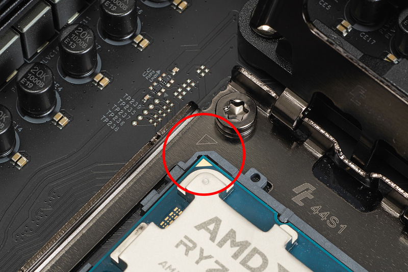 CPUの両脇をつまんで持ち上げ、左上にある▲マークとCPUソケットの左上にある▲マークを合わせる