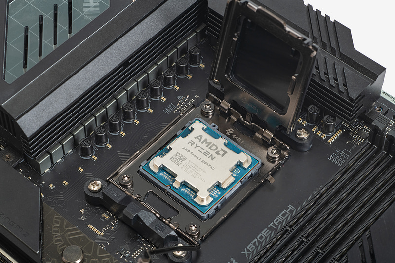 CPUをCPUソケットにそっと設置する。上下のへこみがCPUソケットの突起部分にしっかりはまっているか確認しよう