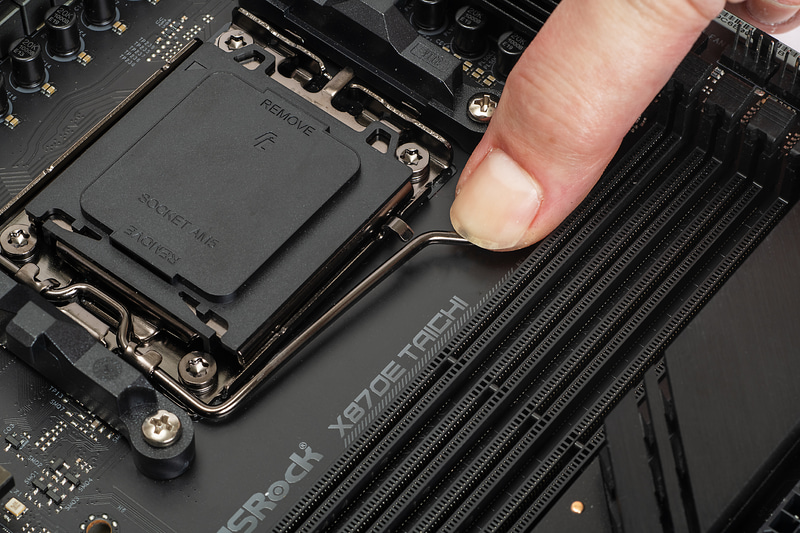 CPUソケットにあるレバーを右に押してロックを解除し、引き上げる